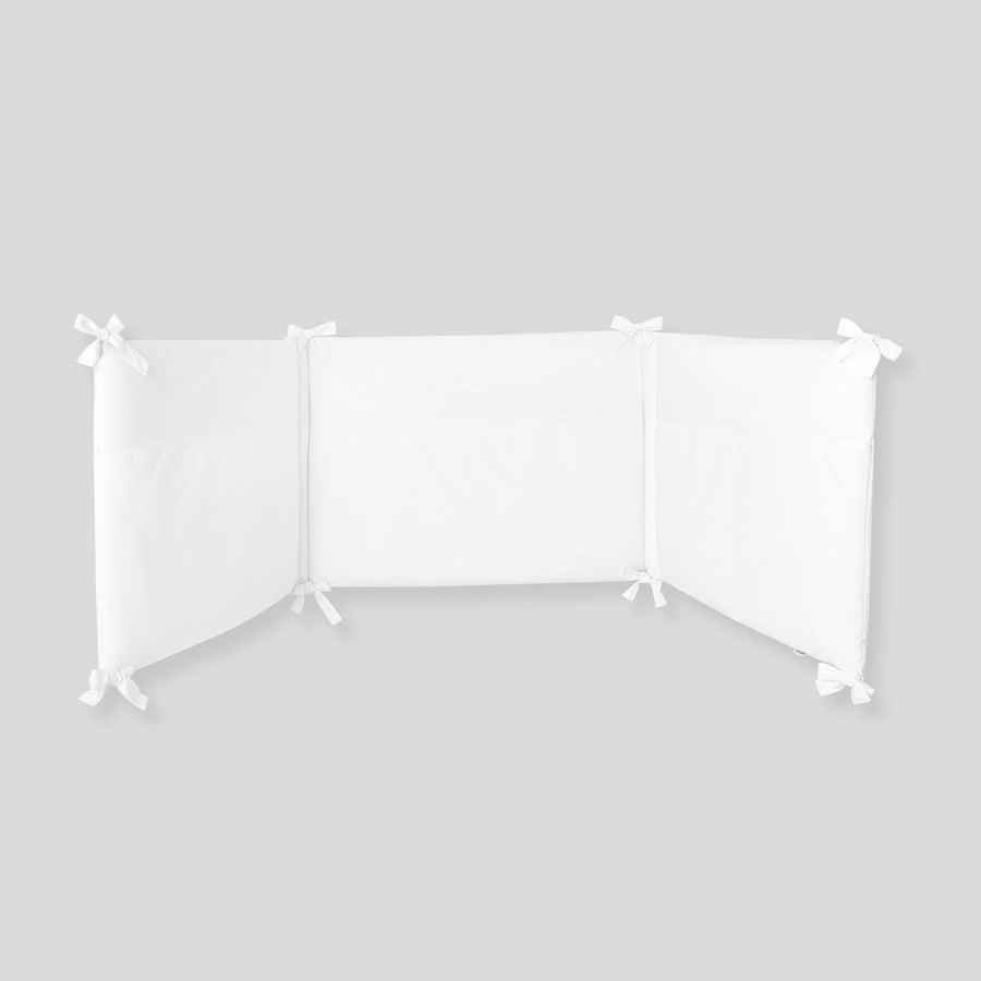 Ručno vezena zaštita za dječji krevetić